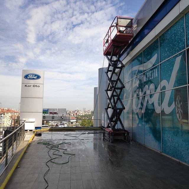 Ford plaza dış cephe cam temizliği