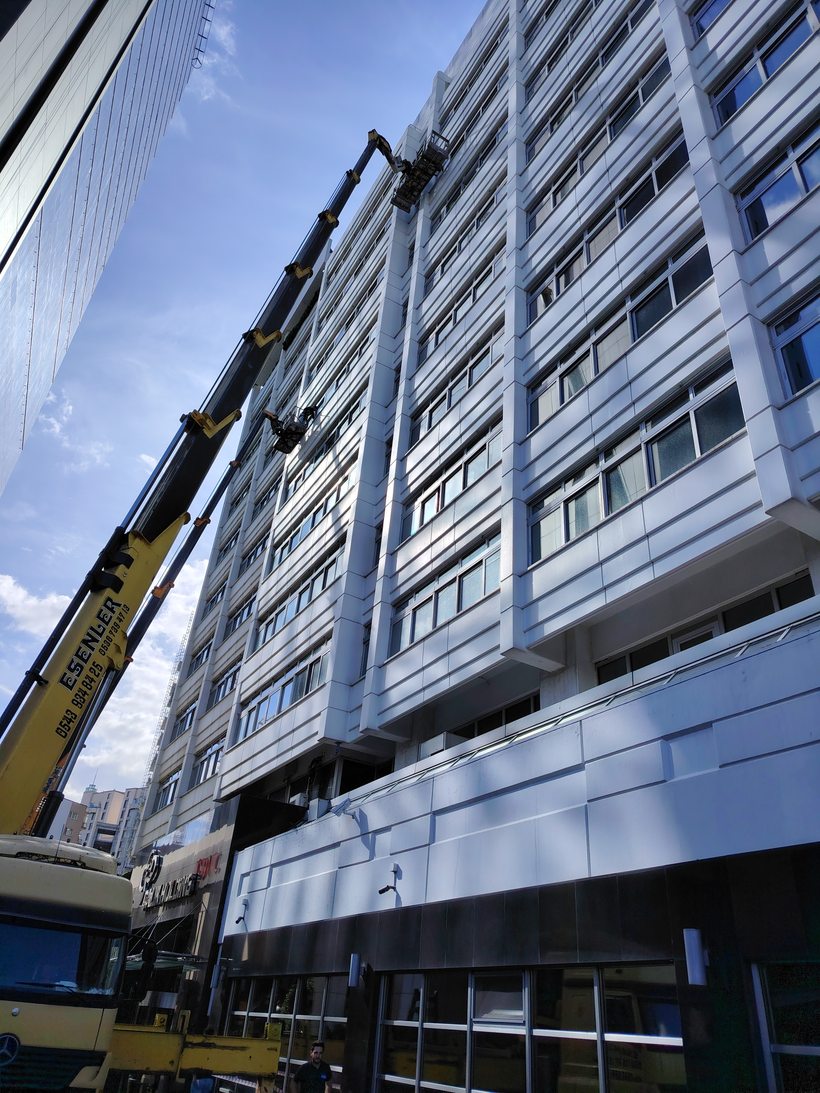 Vinçle yüksek bina dış cephe temizliği