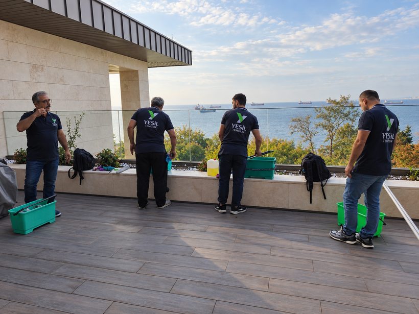 Teras temizliği — deniz manzaralı proje