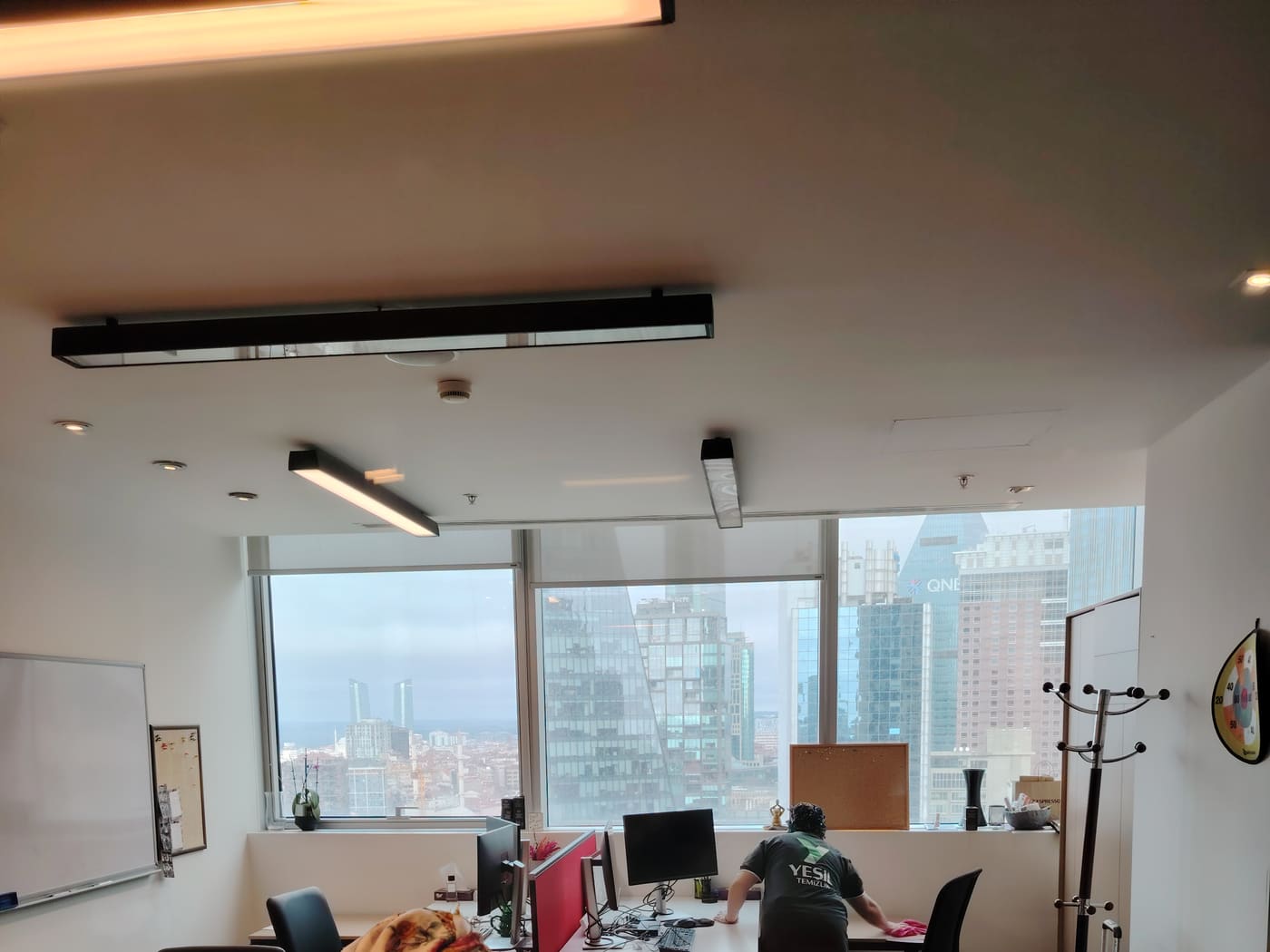 Plaza ofis temizliği — şehir manzaralı