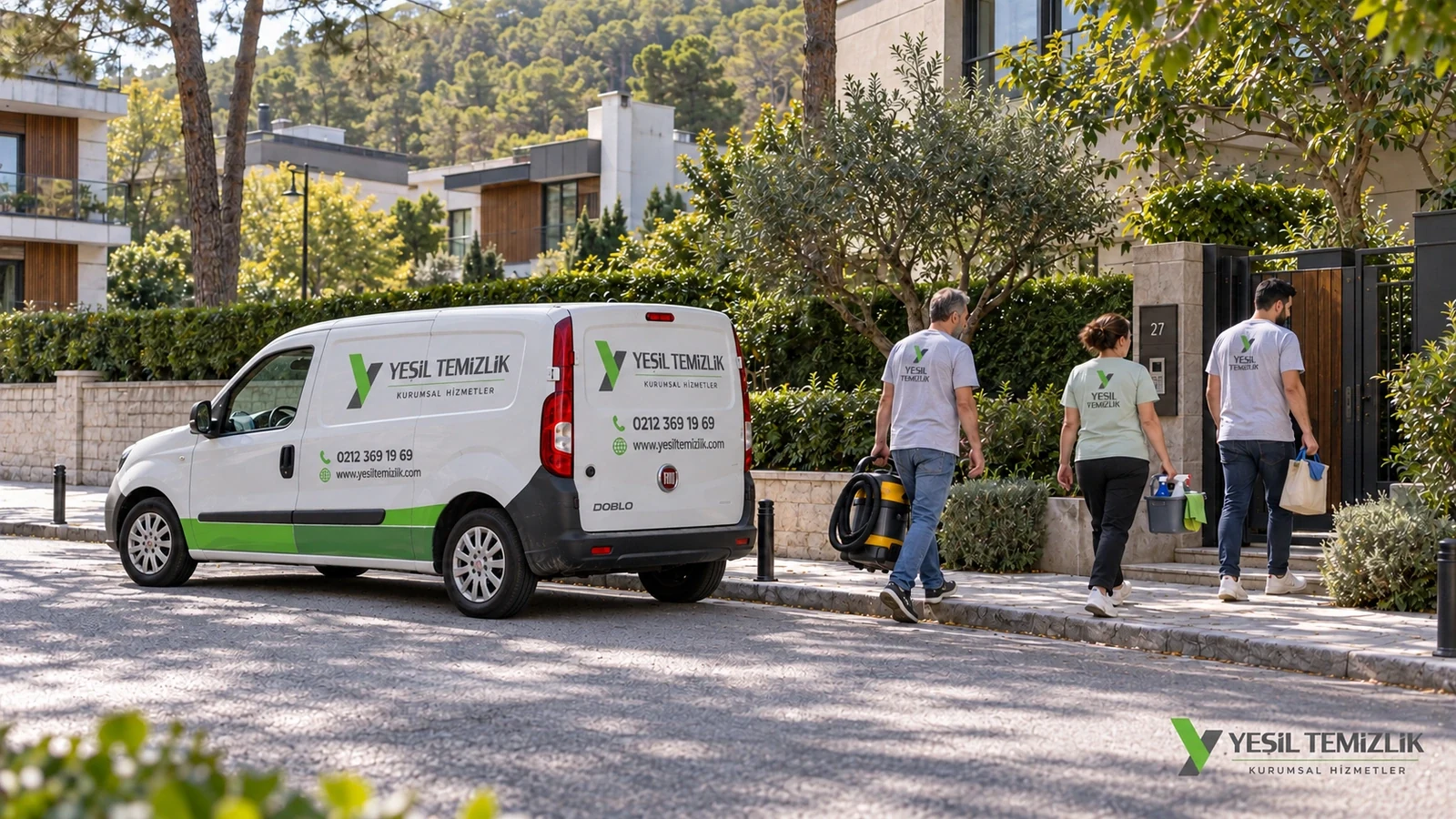 Göktürk temizlik hizmeti için araçtan inen Yeşil Temizlik personelleri