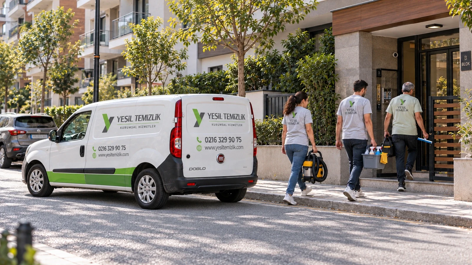 Sancaktepe temizlik hizmeti için araçtan inen Yeşil Temizlik personelleri